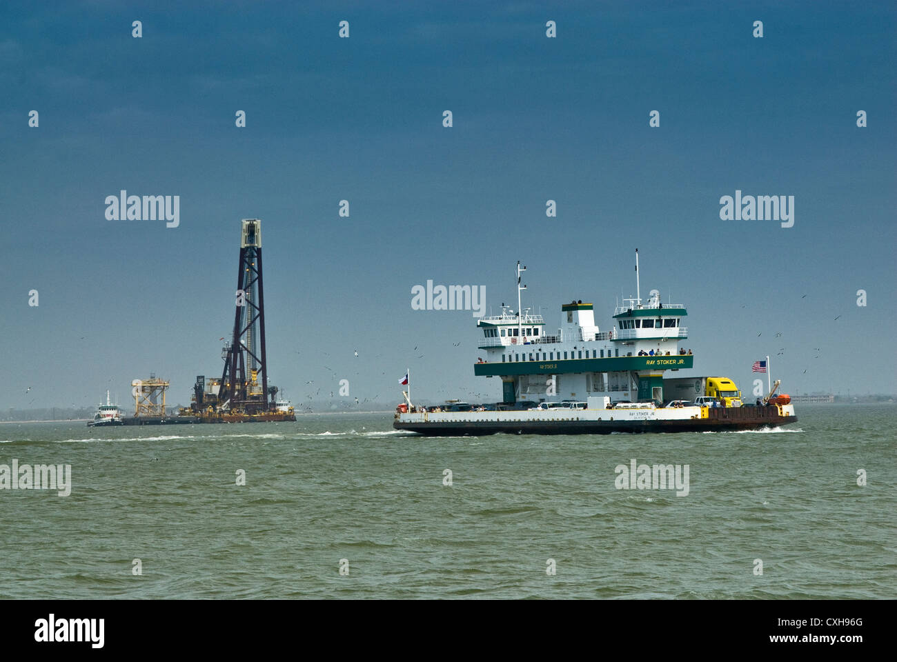 Plate-forme de forage en mer et Ray Stoker ferry Jr Galveston Bay Point de Bolivar, à Bolivar Peninsula à Galveston, Texas Banque D'Images