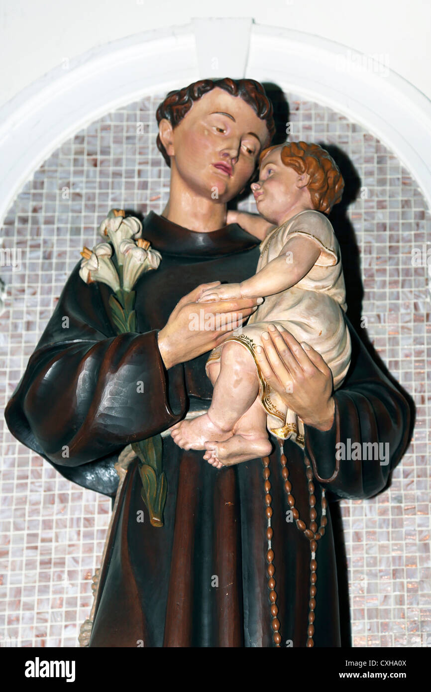 Surrey Angleterre Sutton église Notre Dame du Rosaire Statue de Saint Antoine de Padoue portant l'enfant Jésus Christ Banque D'Images