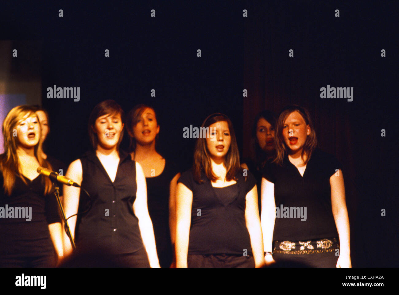 Les jeunes filles qui chantent en choeur dans une école les concerts en Angleterre Banque D'Images