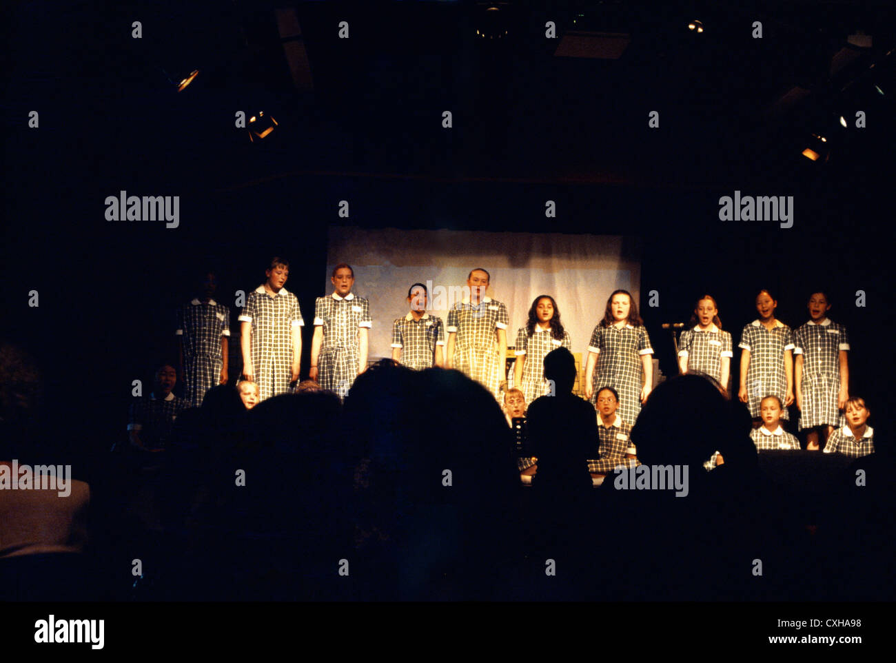 Les jeunes filles qui chantent en choeur dans une école les concerts en Angleterre Banque D'Images