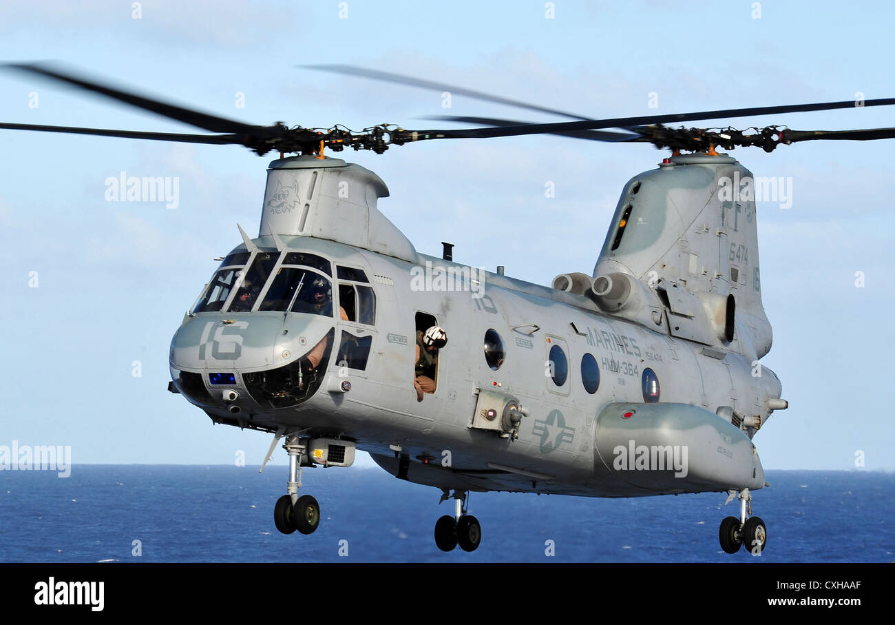 Un CH-46E Sea Knight helicopter landing ship dock amphibie approches USS Rushmore le 26 septembre 2012. Banque D'Images