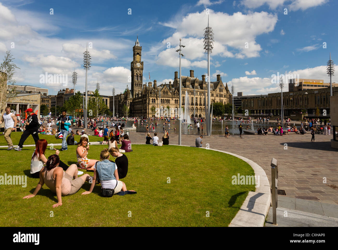 Les personnes bénéficiant de la ville d''eau parc Centenary Square Bradford. Banque D'Images