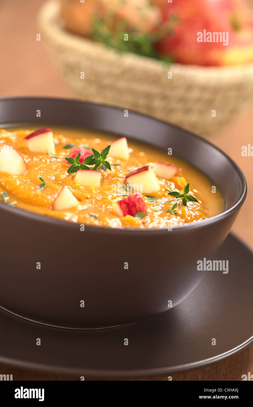 Bol de pommes de terre fraîches faites maison et apple soupe avec le thym (Selective Focus, Focus au milieu de la soupe) Banque D'Images