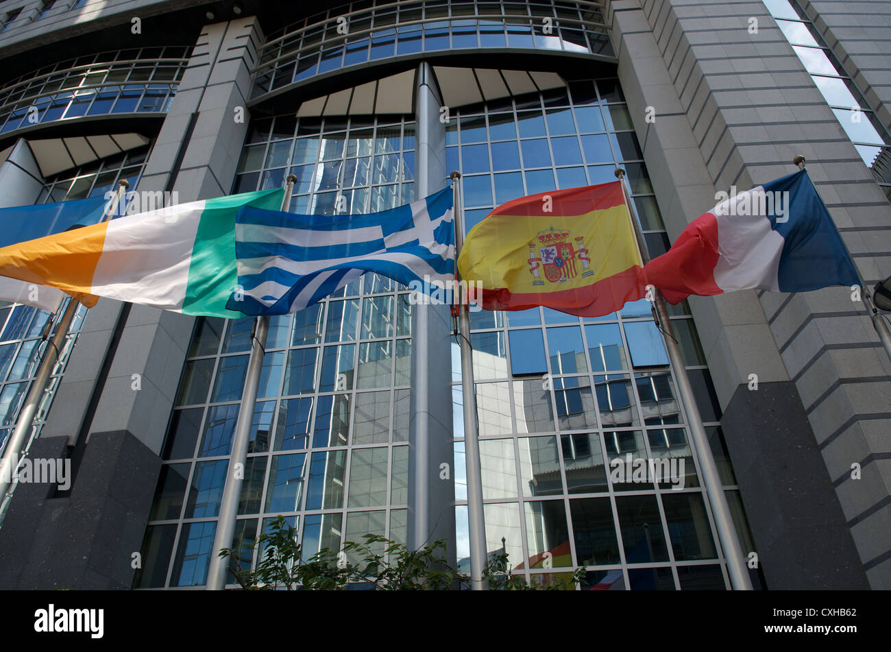 Drapeaux de l'Italie, la Grèce, l'Espagne et la France à l'extérieur de bâtiment du Parlement européen à Bruxelles Banque D'Images