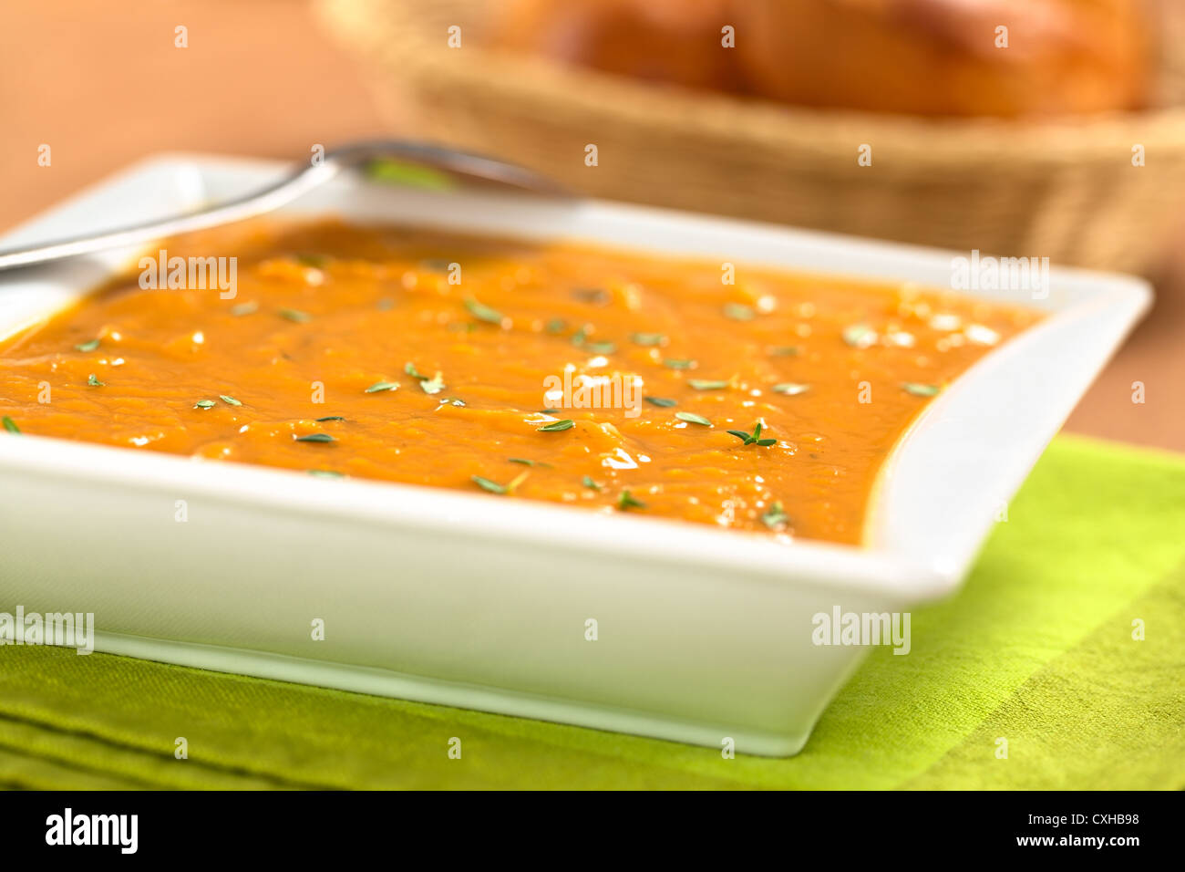 Bol de soupe de pommes de terre fraîches faites maison avec du thym (Selective Focus Focus, un tiers dans la soupe) Banque D'Images