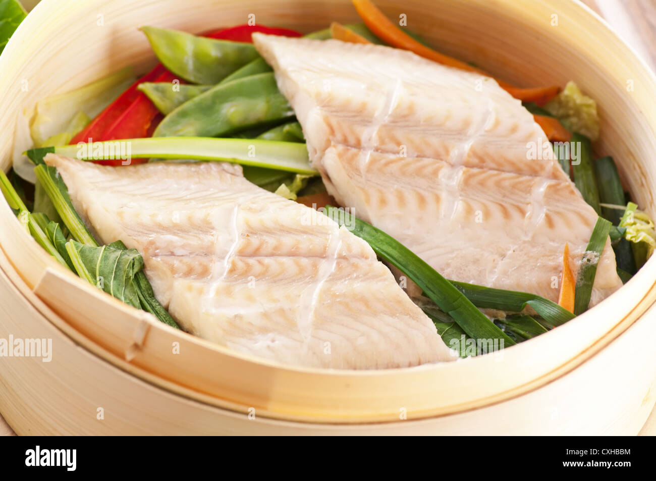 Filet de poisson avec des légumes cuits à la vapeur Banque D'Images