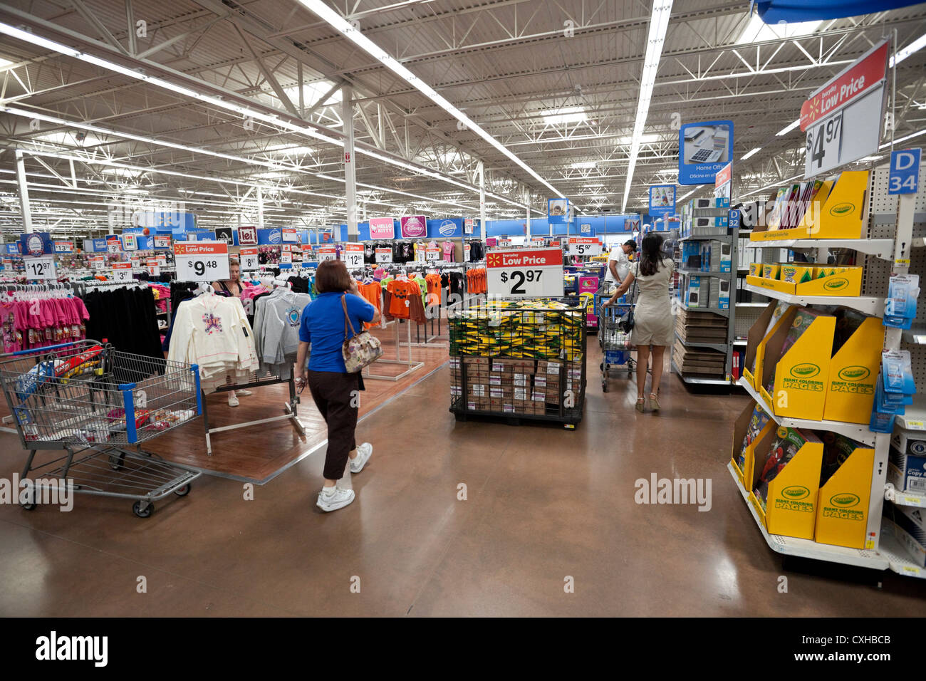 Intérieur d'un magasin Walmart à Miami, Floride, USA. Banque D'Images