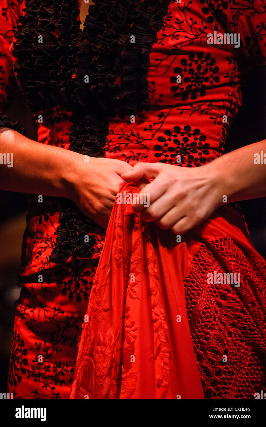 Détail d'une danse traditionnelle de flamenco robe rouge costume brodé et châle Banque D'Images