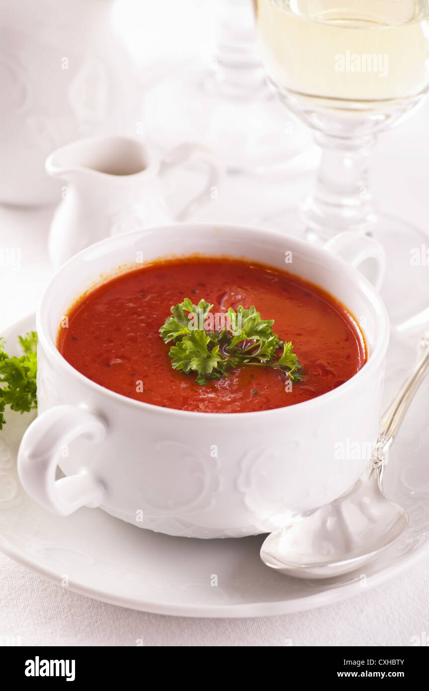 Soupe de tomate avec du persil frais Banque D'Images