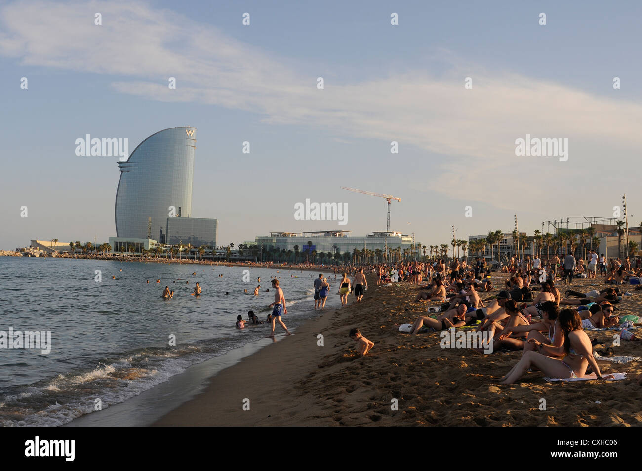 Plage Bondée De Plein Soleil En Bord De Mer De Barcelone Sur