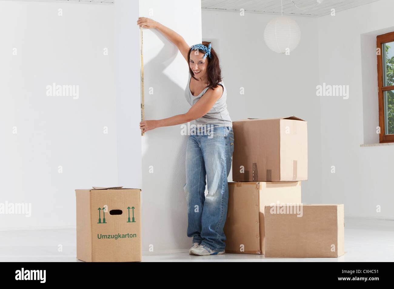 Young woman measuring avec pliant, smiling, portrait Banque D'Images