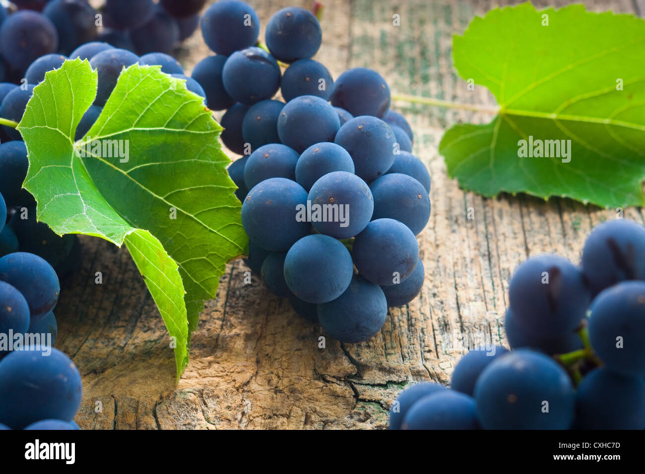 Raisins mûrs sur une table en bois Banque D'Images