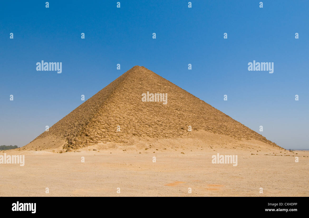 Pyramide en pierre rouge Banque de photographies et d’images à haute ...