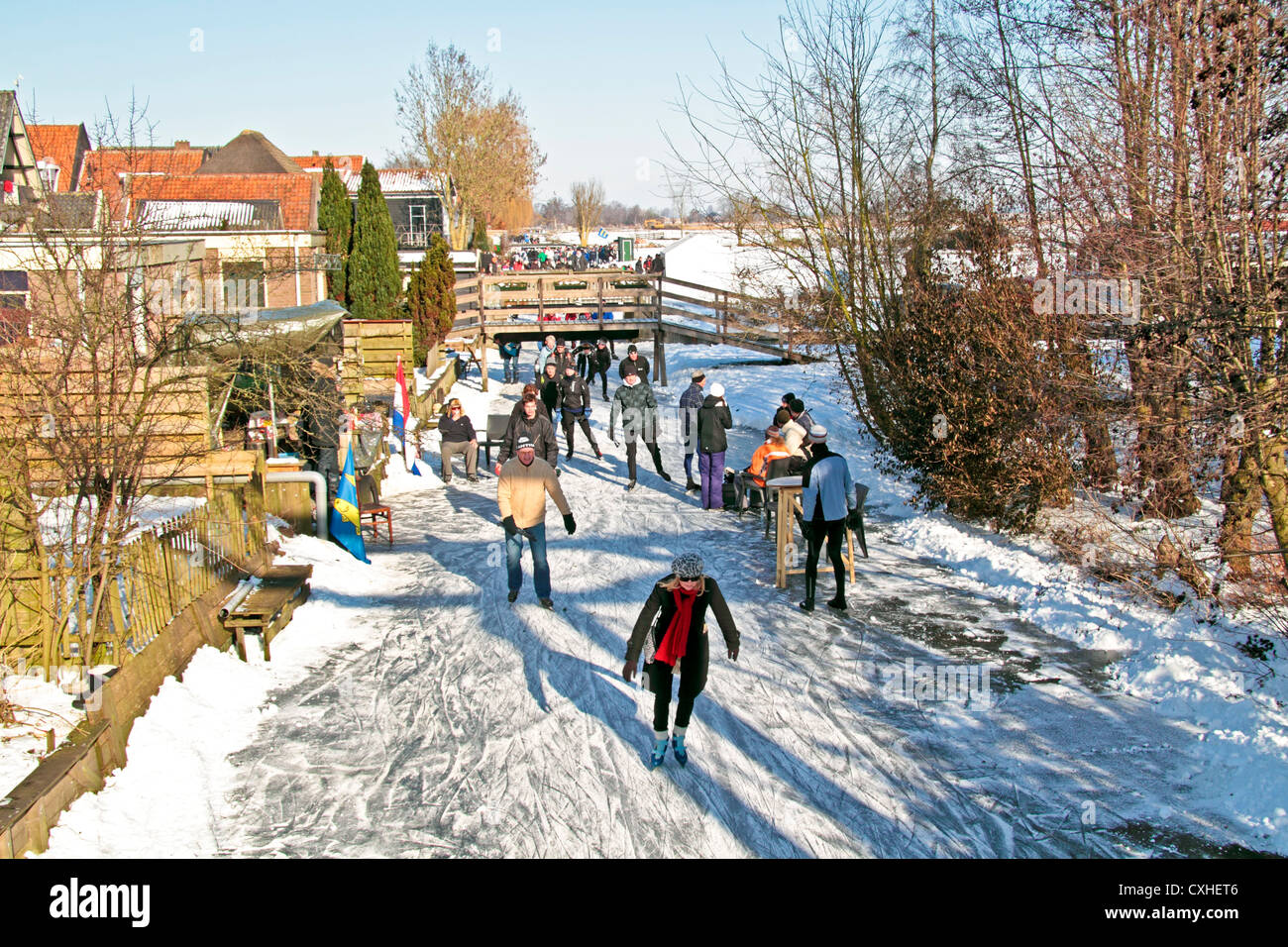 Patin à glace en pleine campagne sur une belle journée d'hiver aux Pays-Bas Banque D'Images