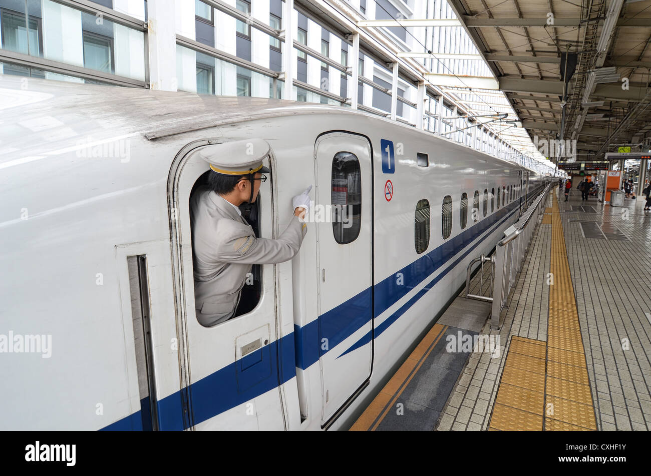 Chef de train japonais travaillant sur le train grande vitesse (Shinkansen). Banque D'Images