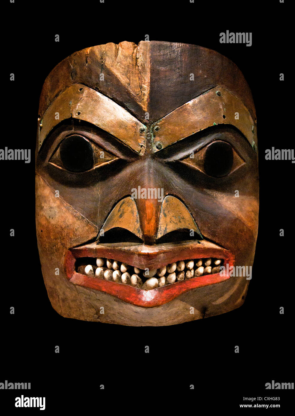 Front Tsimshian Tsmishian masque ou du sud de la Colombie-Britannique, Canada 1840 Tlingit de l'Alaska ou peinture Bois, shell Banque D'Images