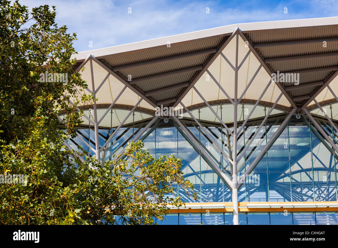 L''hippodrome d''Ascot grande tribune dans la lumière du soleil glorieux. Berkshire, Angleterre, Royaume-Uni. Banque D'Images
