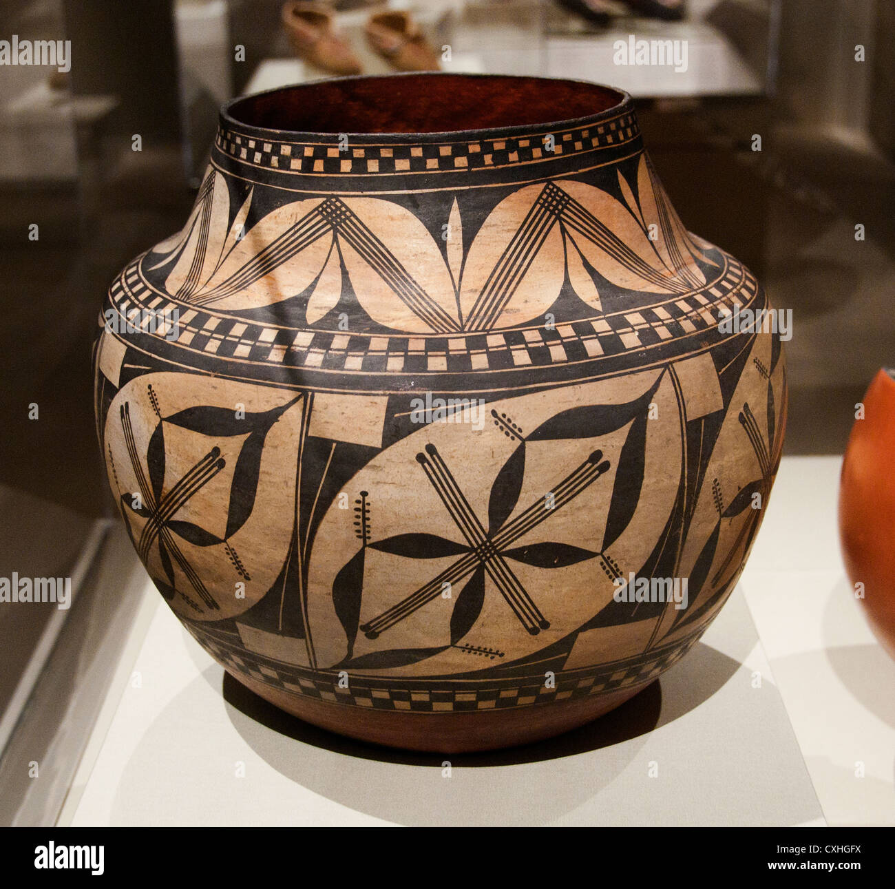 Pot d'eau Olla 1900 États-Unis d'Amérique Mexique Nouvelle Céramique Acoma 30,5 x 33,7 cm Banque D'Images