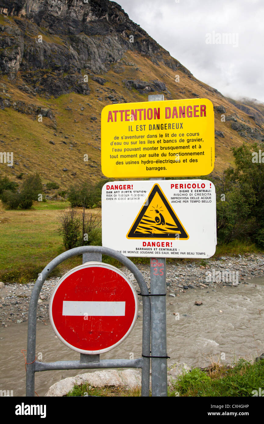 Danger Ne pas nager dans l'eau signe en raison de la production de l'électricité hydro - Savoie, France Banque D'Images