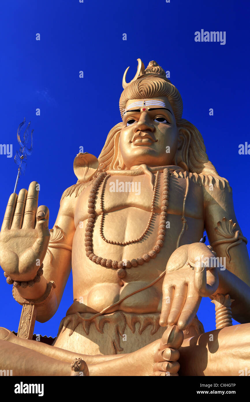 Statue du dieu hindou Shiva avec trident (trishula, trisula lance) à Koneswaram Temple à Trincomalee, Sri Lanka. Banque D'Images