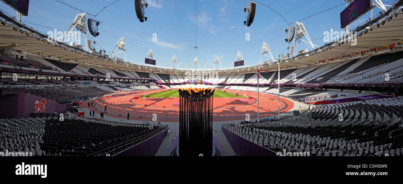 Vasque olympique, Londres, Royaume-Uni. Architecte : Heatherwick Studio, 2012. Vue panoramique sur l'ensemble de la mi au niveau de vide Banque D'Images