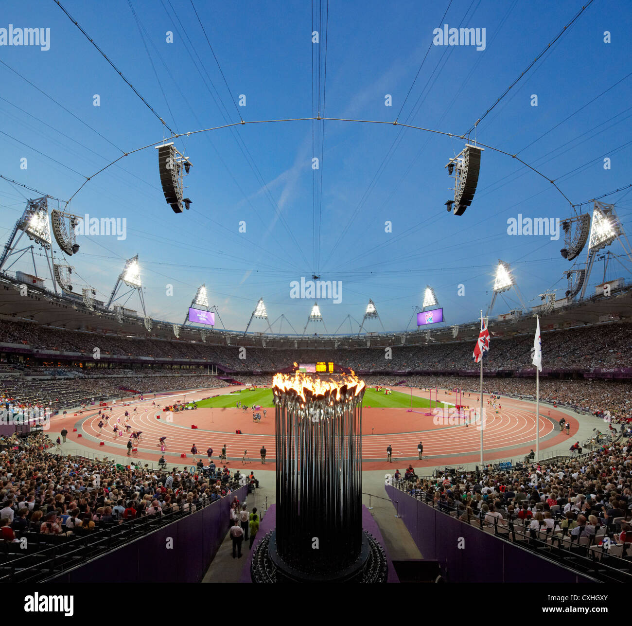 Vasque olympique, Londres, Royaume-Uni. Architecte : Heatherwick Studio, 2012. Vue générale de niveau intermédiaire, avec un stade à Banque D'Images