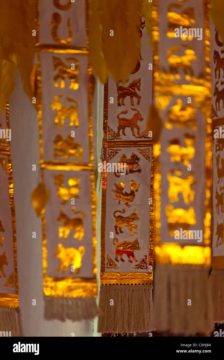 Drapeaux du vêtement dans le temple Wat Phra Singh de Chiang Mai Banque D'Images