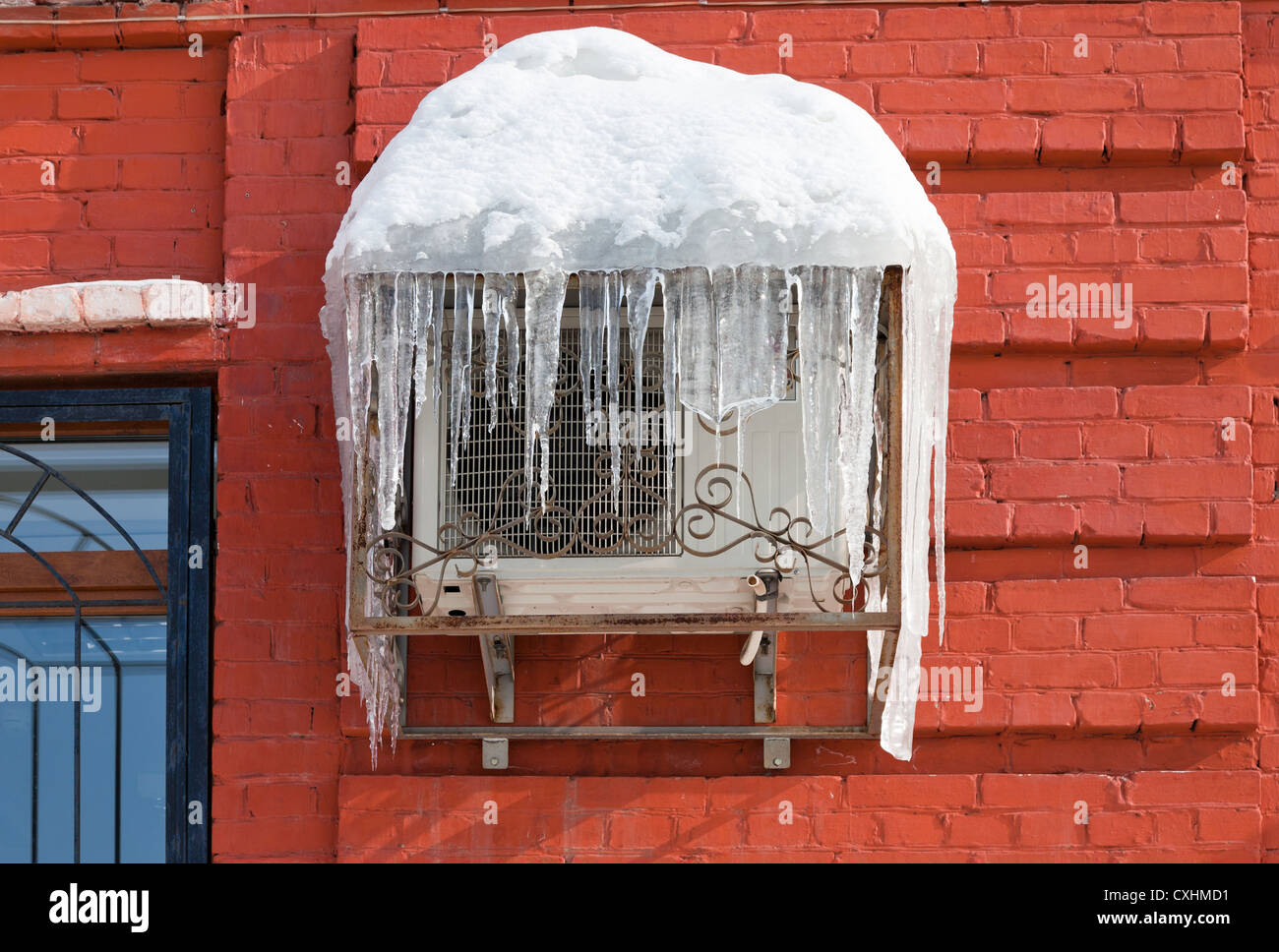 Climatiseur mural gelé comme un glaçon Photo Stock - Alamy