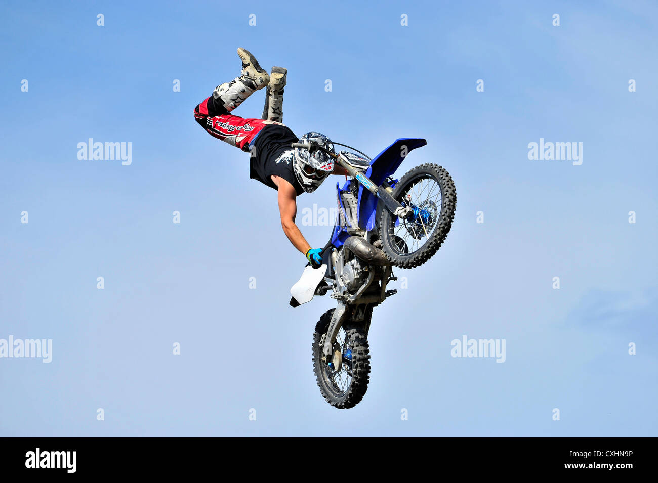 Un pilote de motocross effectuer une antenne stunt Banque D'Images