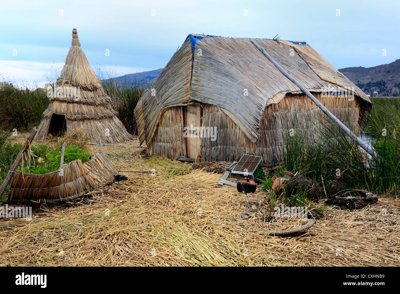 Îles flottantes habitées par Uru, lac Titicaca, près de Puno, Pérou Banque D'Images