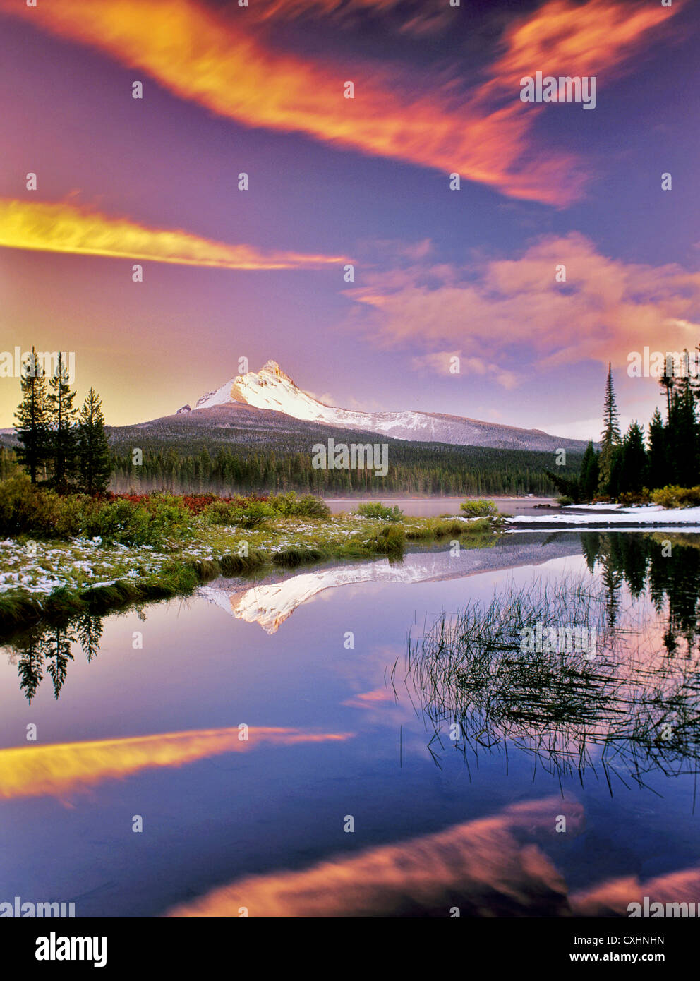 La réflexion du mont Washington en grand lac avec de la neige et le coucher du soleil. De l'Oregon. Banque D'Images