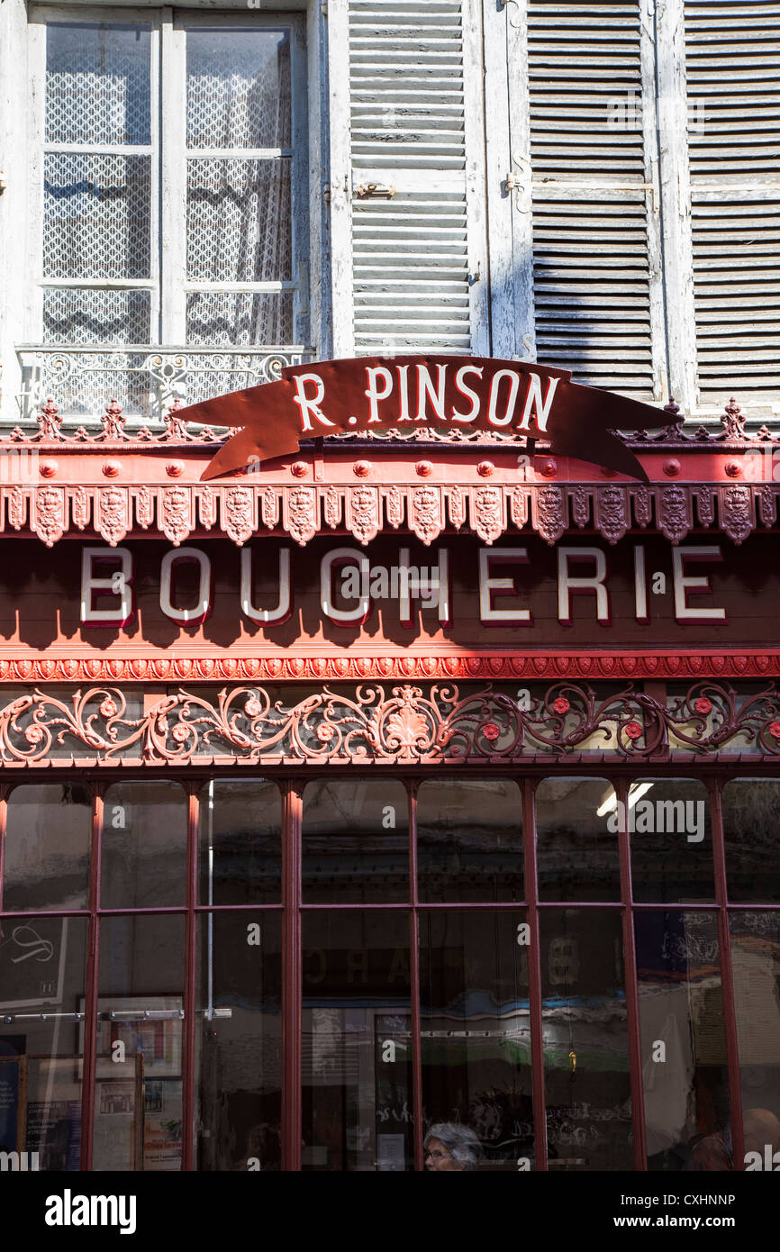 Vieille façade rouge boutique boucherie à Chartres, Loire, France Banque D'Images