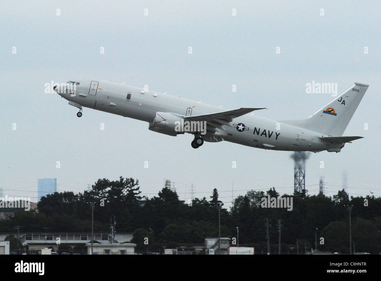 P-8a poseidon prend son envol à partir de la ligne de vol à la Naval Air Facility atsugi. le p-8a poseidon est le remplacement de la marine pour la plate-forme p-3c, et est conçu pour assurer l'avenir de la marine à longue distance en fonction de patrouille maritime, tout en transformant la façon dont la Marine a force de patrouille maritime et de reconnaissance de l'homme, de former, d'exploiter et de déployer. le p-8A fournit plus de capacité de combat d'une force plus petite et moins d'infrastructure tout en mettant l'accent sur la réactivité à l'échelle mondiale et l'interopérabilité avec les forces traditionnelles et de l'évolution des capteurs sans pilote. Banque D'Images
