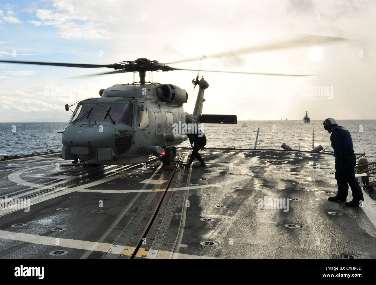 Mer des Caraïbes (sept. 22, 2012) l'équipage du poste de pilotage et la cale d'attacher les chaînes à un sh-60b sea hawk affectés à l'escadron d'hélicoptères anti-sous-light (HSL) 48 dans le poste de pilotage de la classe Ticonderoga croiseur lance-missiles USS anzio (CG 68) au cours de 2012. L'atlantique unitas unitas 2012 atlantique est un exercice naval annuel organisé par la 4ème flotte américaine et se compose de forces navales de 13 pays partenaires. Banque D'Images