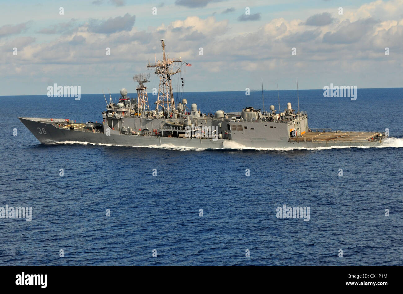 Détroit de Floride (sept. 23, 2012) la classe Oliver Hazard Perry frégate lance-missiles USS Underwood (ffg 36) est en cours à vitesse après rupture durant une pratique de ravitaillement en mer pour l'exercice 2012. L'atlantique unitas unitas est un exercice multinational annuel qui implique des forces navales de 13 pays partenaires à promouvoir l'interopérabilité et la coopération les uns avec les autres et est hébergé par la 4e flotte des États-Unis. Banque D'Images