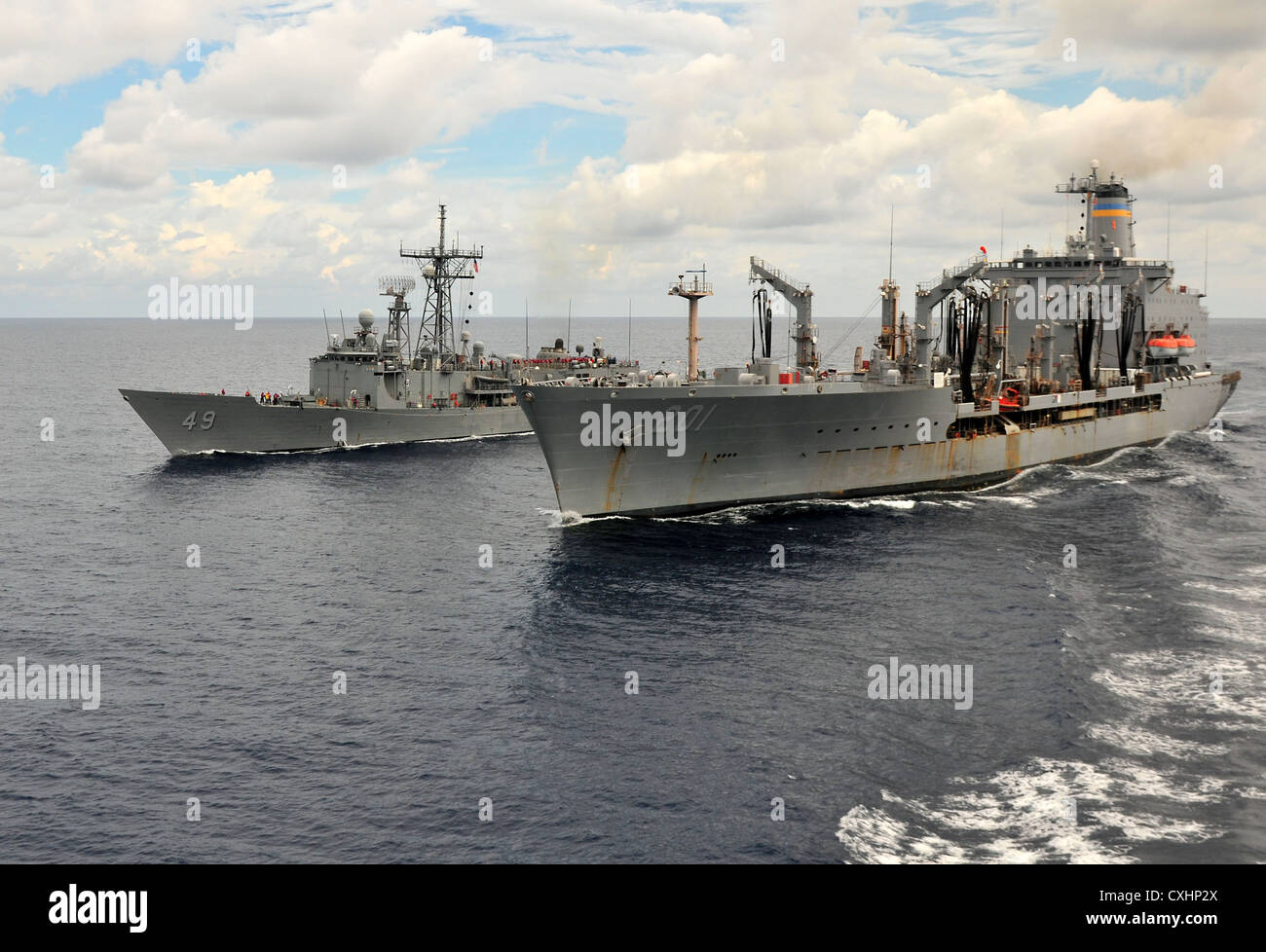 Détroit de Floride (sept. 23, 2012) la classe Oliver Hazard Perry frégate lance-missiles USS Bradley (ffg 49) effectue un ravitaillement en mer avec le ravitaillement de la flotte militaire commande de réapprovisionnement oiler usns patuxent (t-AO-201) au cours de 2012. L'atlantique unitas unitas est un exercice multinational annuel qui implique des forces navales de 13 pays partenaires à promouvoir l'interopérabilité et la coopération les uns avec les autres et est hébergé par la 4e flotte des États-Unis. Banque D'Images