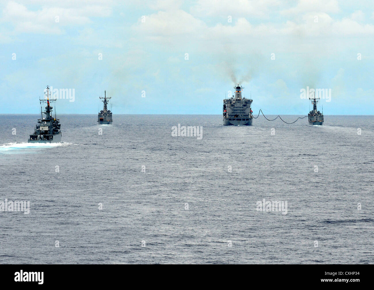 Détroit de Floride (sept. 23, 2012) la classe Oliver Hazard Perry frégate lance-missiles USS Bradley (ffg 49), droite, effectue un ravitaillement en mer avec le ravitaillement de la flotte militaire commande de réapprovisionnement oiler usns patuxent (t-AO-201) alors que la frégate lance-missiles USS Underwood (ffg 36), extrême gauche, est en cours avec la Colombie et patuxent arc frégate de la marine d'antioquia (FM 53)au cours de 2012. L'atlantique unitas unitas est un exercice multinational annuel qui implique des forces navales de 13 pays partenaires à promouvoir l'interopérabilité et la coopération les uns avec les autres et est hébergé par la 4e flotte des États-Unis. Banque D'Images