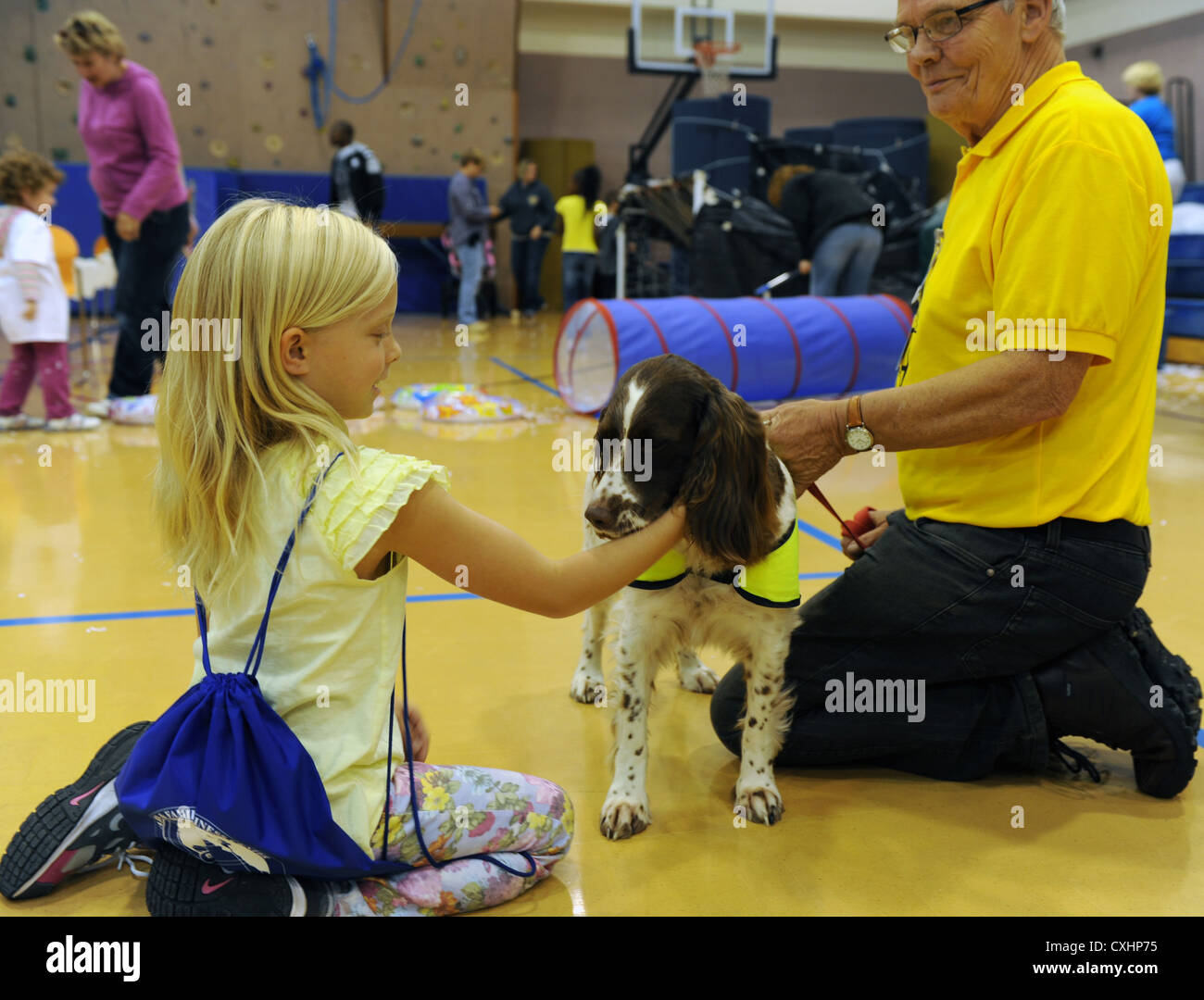 Raf mildenhall, Angleterre -- payton gifford animaux animaux domestiques comme un chien de thérapie durant la journée mondiale tenue à la raf mildenhall youth centre de jouer sept. 22, 2012. Plus de 300 personnes ont assisté à la Journée mondiale de jeu qui Jeux en vedette, châteaux gonflables, animaux domestiques comme les chiens de thérapie, go-karts et plus encore. Banque D'Images