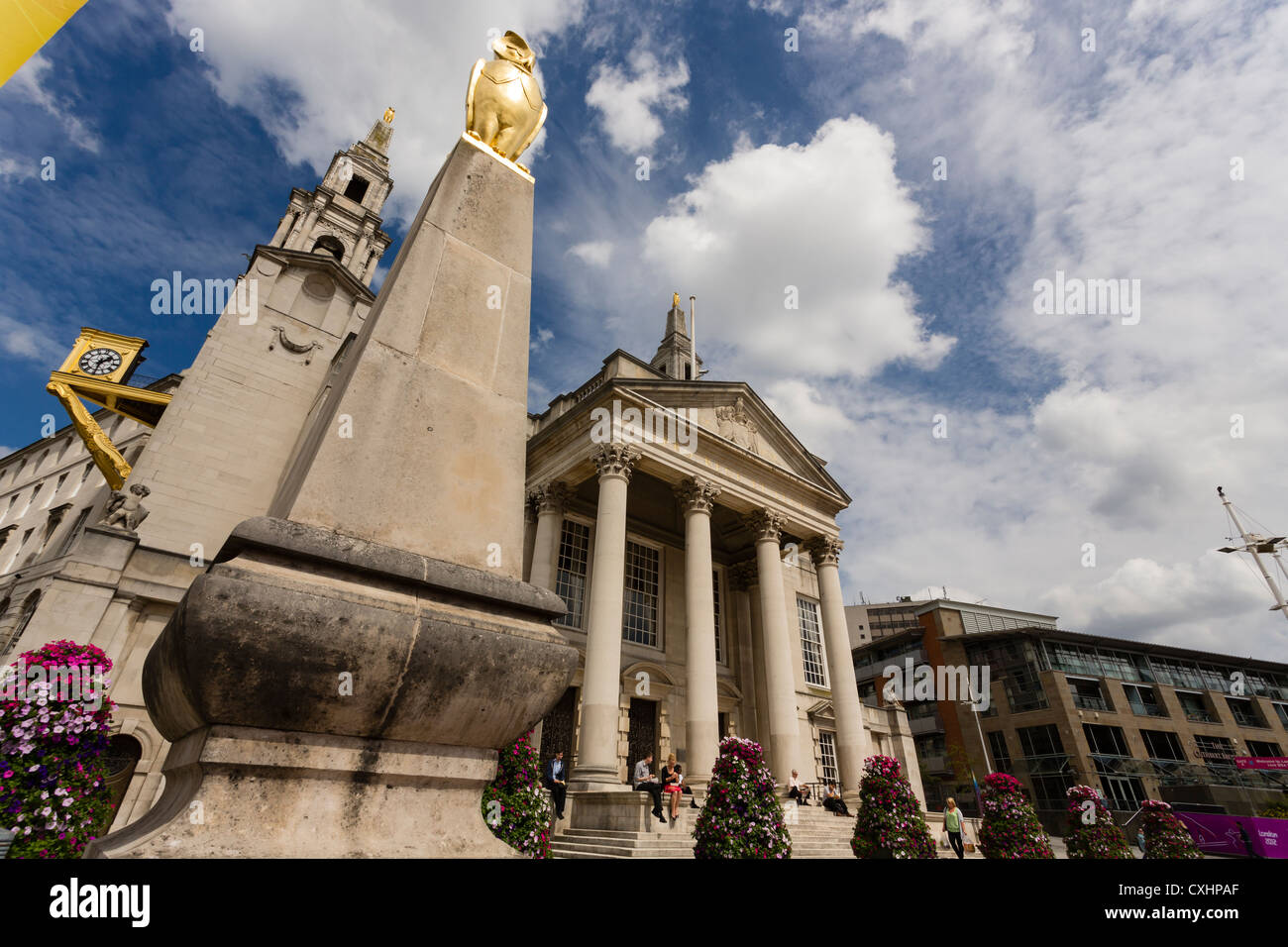 Salle municipale de Leeds, Millenium Square Leeds. Ouvert en 1933, l'extérieur offre deux hiboux, un symbole doré de Leeds. Banque D'Images