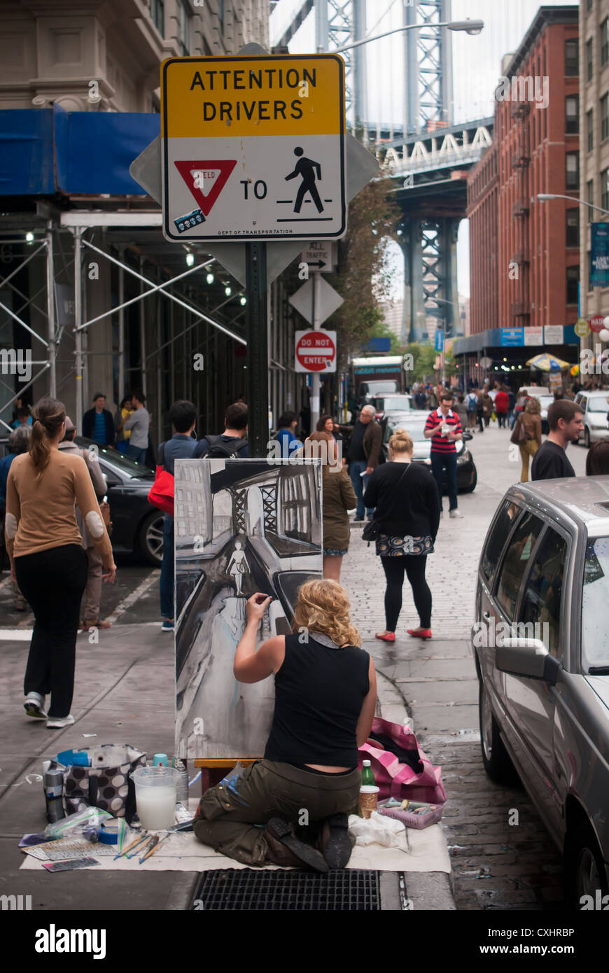 Les peintures de l'artiste en scène de rue Le quartier de Brooklyn Dumbo au cours de la 16e Conférence annuelle de l'art sous le Bridge Festival Banque D'Images