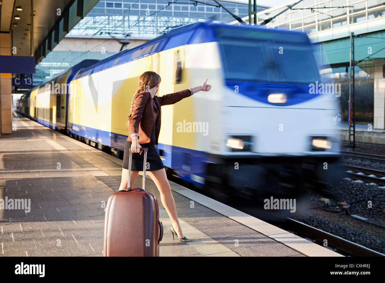 Jeune fille avec une assurance d'arrêter un train Banque D'Images