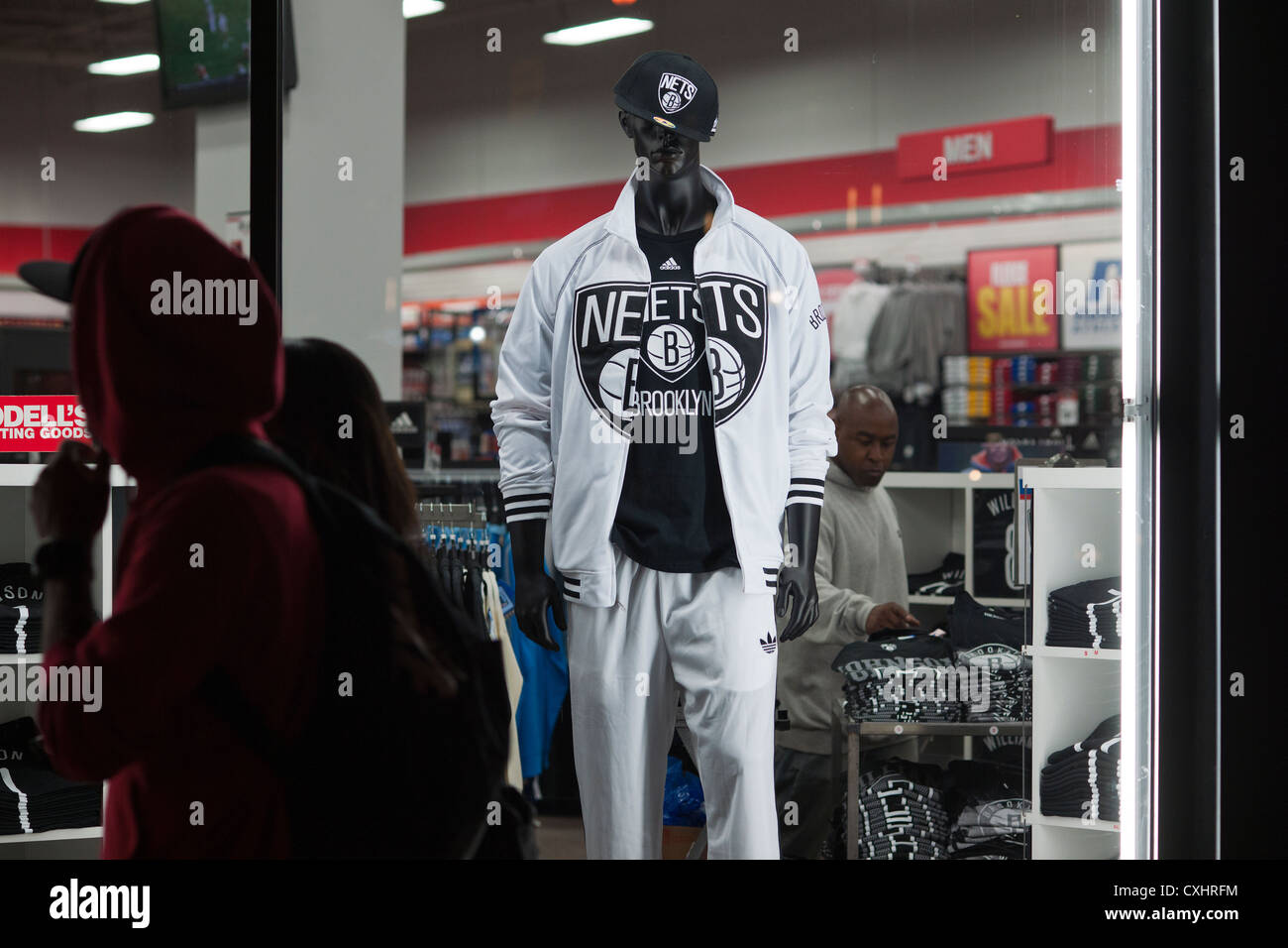 L'attirail des filets de Brooklyn vendu à un magasin d'articles de sport, en face de la Barclays Center de Brooklyn à New York Banque D'Images