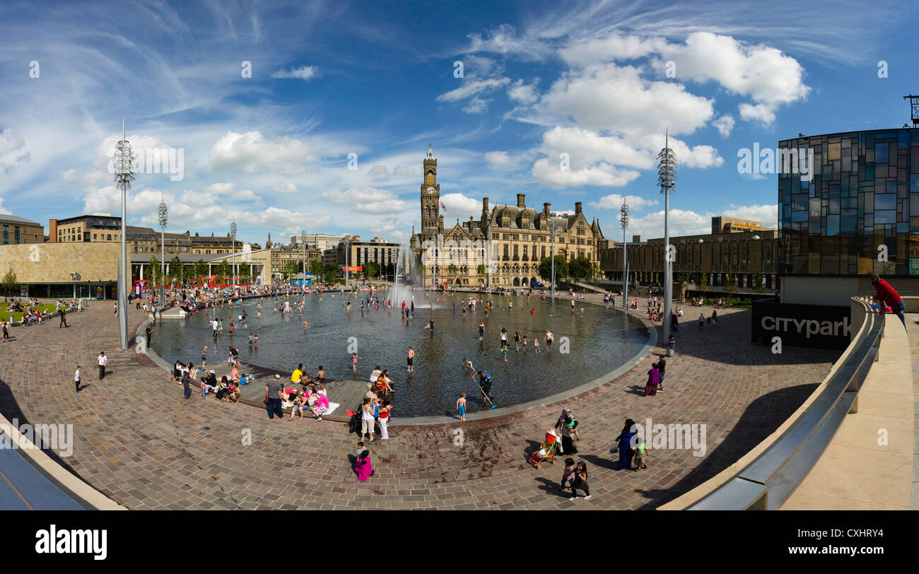 Les personnes bénéficiant de la ville d''eau parc Centenary Square Bradford. Banque D'Images