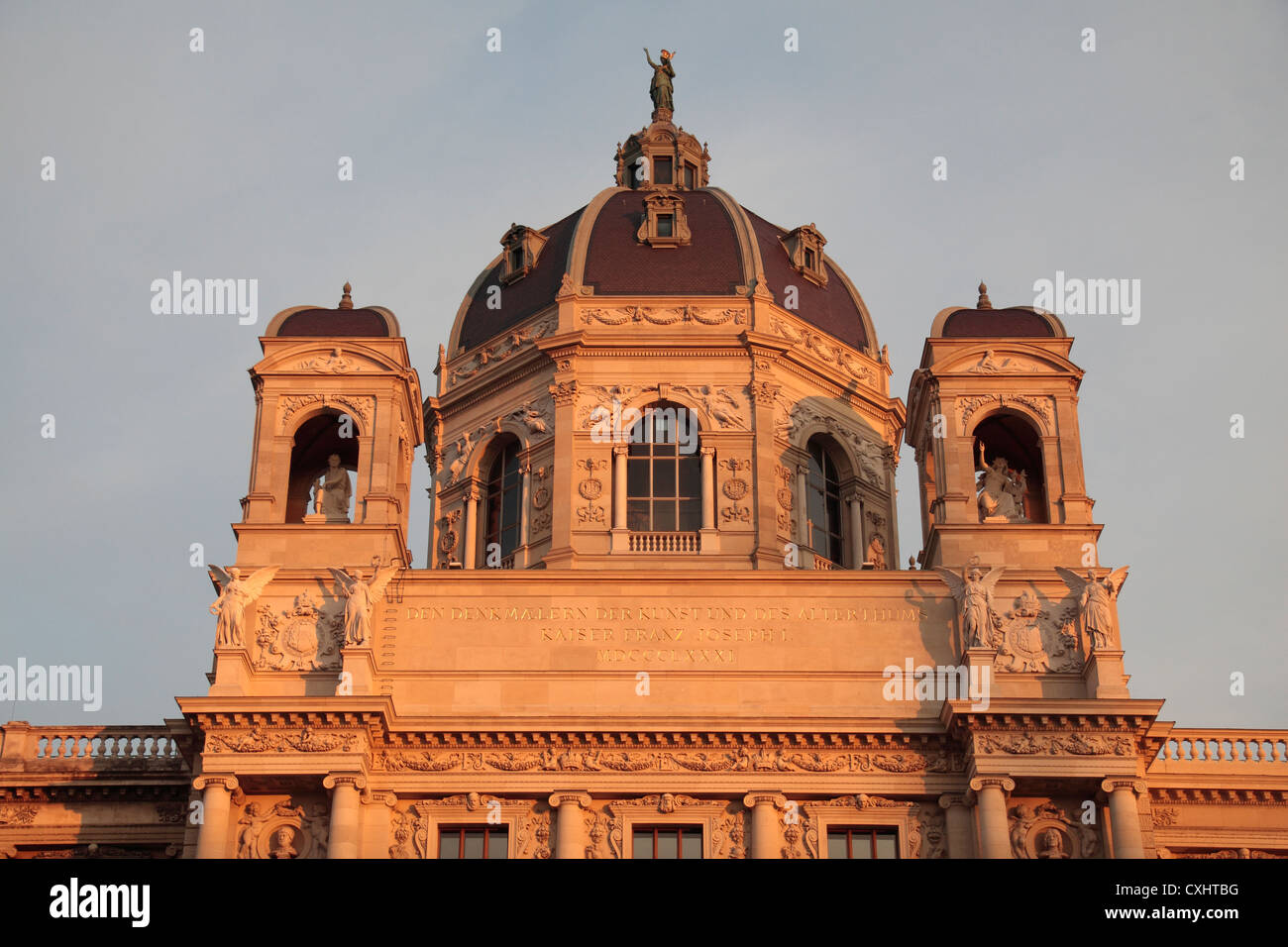 Un début de soirée sur la tour centrale de la Neue Burg dans la Heldenplatz, Hofburg, Vienne, Autriche. Banque D'Images
