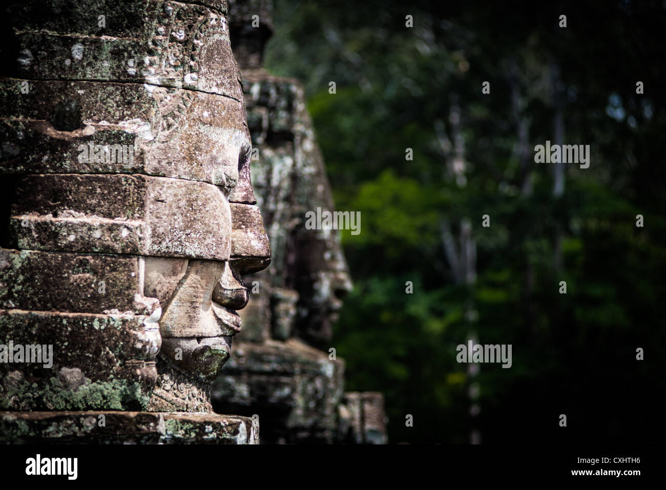 Pierre souriant visage sculpté au temple Bayon dans le complexe du temple d'Angkor Wat, Siem Reap, Cambodge Banque D'Images