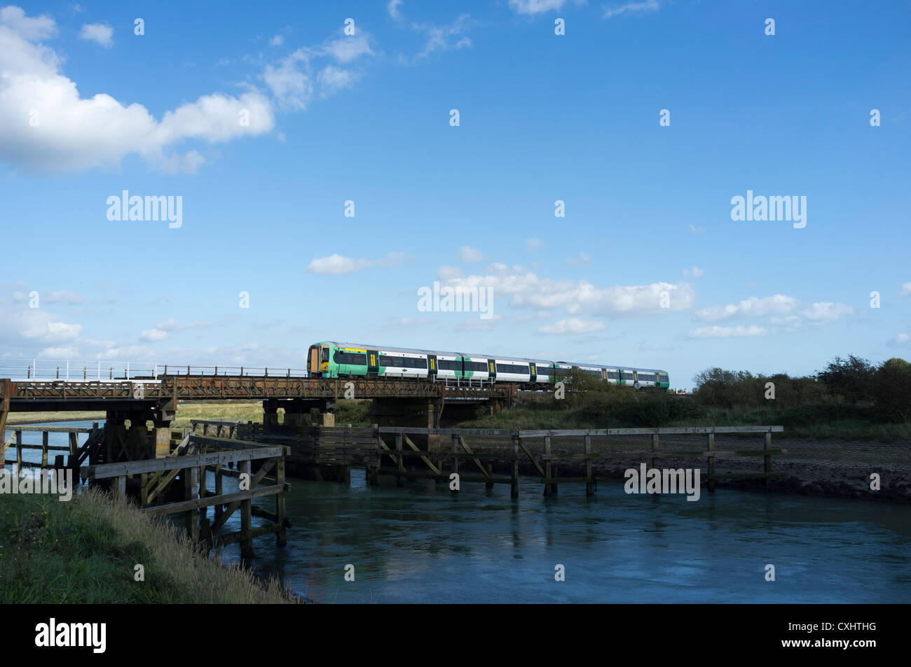 Un train du sud traverse un pont sur la rivière Arun Banque D'Images