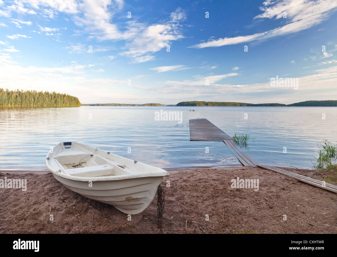 Paysage côtier avec de vieux bateau blanc sur la côte du lac Saimaa, Finlande Banque D'Images