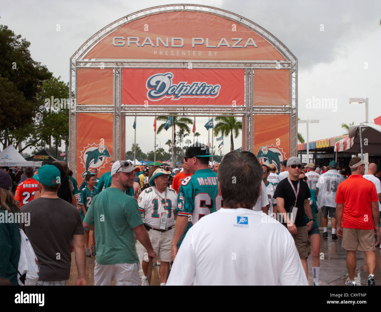 Fans des Dolphins de Miami à l'hôtel Grand Plaza en dehors de Sun Life Stadium miami florida usa Banque D'Images