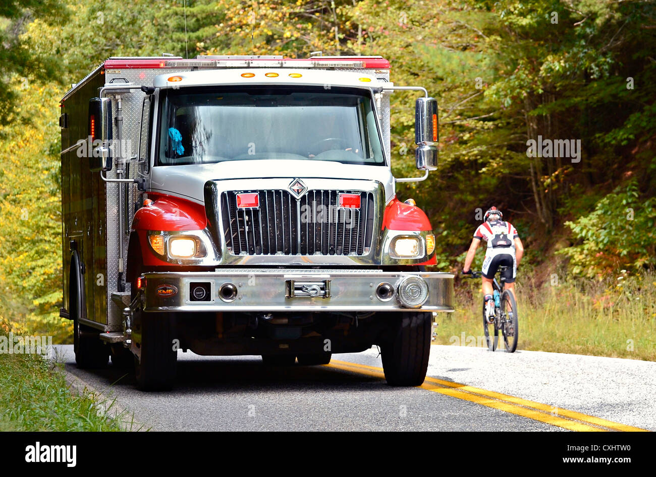 Un camion d'urgence EMT sur la façon d'aider après l'obtention d'un appel de détresse. Banque D'Images