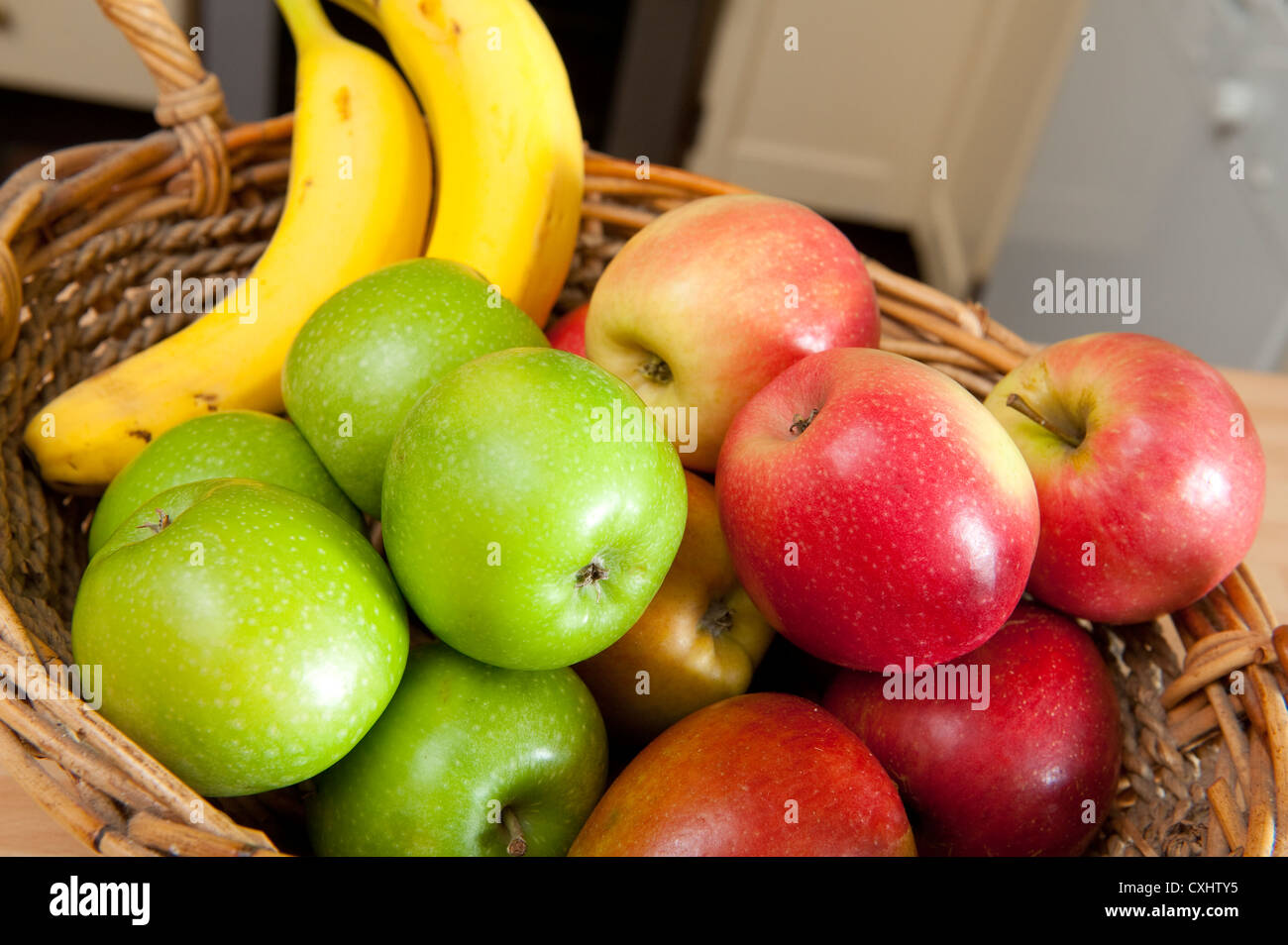 Panier de fruits frais. Banque D'Images